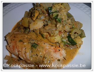 kookpassie.be - Gebakken kabeljauw met mosselen, vissaus, venkel en courgette. Kruiden : paprika en mengeling voor kreeft, schelp en schaaldieren (ISFI)