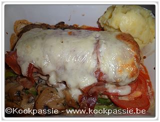 kookpassie.be - Zalm in pesto en rauwe ham op asperges, tomaten en tomaat in de oven met puree