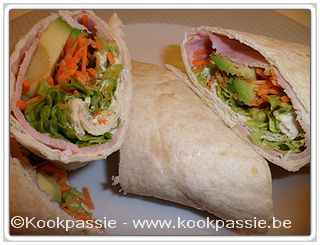 kookpassie.be - Wrap met gekookte hesp, crème van mascarpone, geitenkaas en basilicum, sla, wortel, avocado en andalouse saus