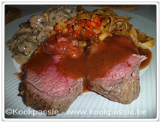 kookpassie.be - Hindegebraad (Lidl, aanbakken en 12 min in oven van 200°C) met champignon, tagliatelli, jagersaus en rode paprika, courgette en sambal