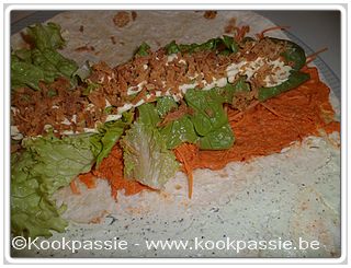 kookpassie.be - Wrap met Prepare (AH), crème van mascarpone, geitenkaas en basilicum, sla, wortel, gebakken uitjes, tartare saus