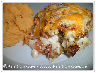 kookpassie.be - Vispannetje met parijse champignons, oesterzwammen, wortelen, zalm, heek, mosseltjes en garnaaltjes met bechamelsaus en cheddar kaas. Aardappelpuree van bataat gemengd met aardappelen