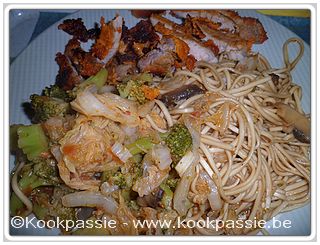 kookpassie.be - Chinese kool, broccoli, champignons met Ramen noodles en snitzel