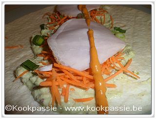 kookpassie.be - Wrap met avocado gemengd met yoghurt, mosterd, citroensap, chilipoeder en zout met varkensschelletje, lenteui en worteltjes