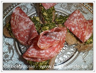 kookpassie.be - Toast, groene pesto, salami en bieslook