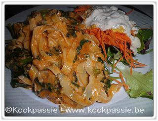 kookpassie.be - Wokpasta met spinazie, gevogelte pita, red curry, rode pesto, light room en rauwe groenten