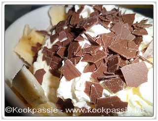 kookpassie.be - Vanillecreme (Ijsboerke) met banaan, slagroom en chocoladesnippers