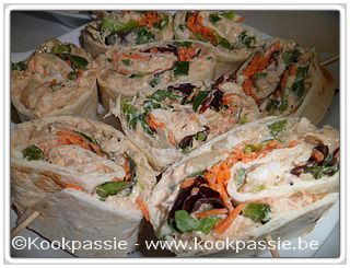kookpassie.be - Wrap met Tonijndipsaus met cajunkruiden, gemengde sla en geraspte wortel