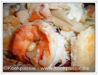 kookpassie.be - Scampi, lomme en zeevruchten met pasta, kruidenkaas en rauwe groenten