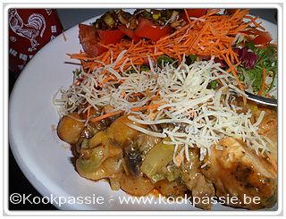kookpassie.be - Kip - Broccoli-ovenschotel met kip, champignons, paprika en krieltjes met rauwe groeten en misodressing