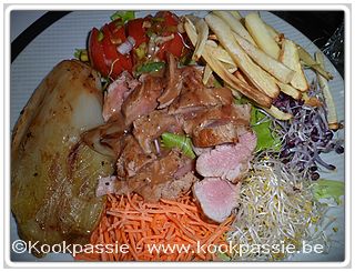 kookpassie.be - Kalfsvlees met gebakken witloof, jagersaus (155), Pastinaakfrietjes (796) en rauwe groenten (D1/2)