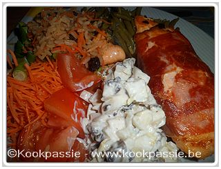 kookpassie.be - Zalm in rauwe ham, pesto en versekaas met rijst, rozijntjes en wortel met rauwe groenten