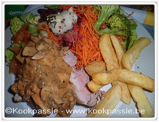 kookpassie.be - Varkenshaasje met champignonsaus, rauwe groenten en frietjes