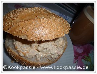 kookpassie.be - Sesampistolet van Broodhuys Edelweiss met surimi (Lidl), verse kaas (Colruyt), pickels, chilisaus, Tierentynmosterd, mayo