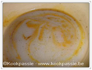 kookpassie.be - Bloemkoolsoep (bloemkool, prei, ui, tijm, peterselie, en in tas kurkuma)