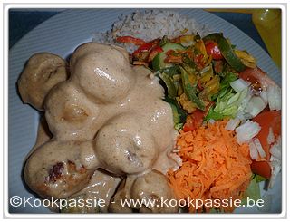 kookpassie.be - Kip - Thaise kippenballetjes met de rest van de balletjes van dinsdag en courgette, paprika mix