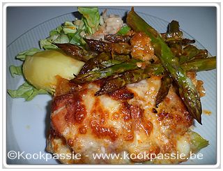 kookpassie.be - Ovengerecht : groene asperges, kippefilet opgevuld met rode pesto, mozarella in parma hesp gerold (oven 180°C-35minuten)