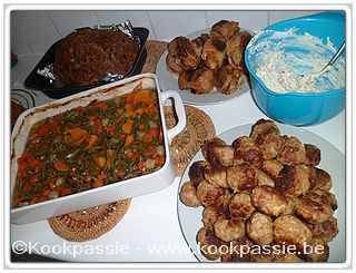 kookpassie.be - Zaterdag mealpreppen met reclames van Lidl: 4 kg gehakt en 1 kg kippebouten. Dus 2 kg balletjes, 2 kg fricandon 1/3