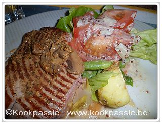 kookpassie.be - Steak met champignonssaus, sla en tomaatjes met dressing van azijn, graantjesmosterd, zonnebloemolie en griekse yoghurt