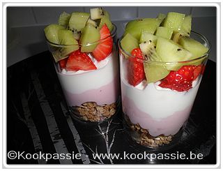 kookpassie.be - Quaker met noten - aardbeienyoghurt Colruyt - Griekse yoghurt Lidl - aardbeien en kiwi