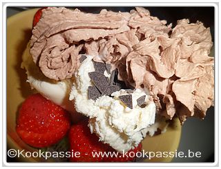 kookpassie.be - Snoepen - Vanillecrème Ijsboerke met chocoladeslagroom en aardbeien