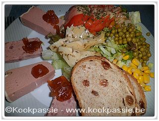 kookpassie.be - Koude schotel: pate's met rauwe groenten en een rozijnenbroodje