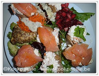 kookpassie.be - Bruin stokbrood met gerookte zalm, surimisalade en rauwe groentjes