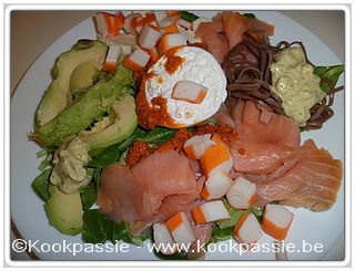 kookpassie.be - Veldsla, mozzarella, burata, gerookte zalm, surimi, restje soba noedels, saus van fishsticks