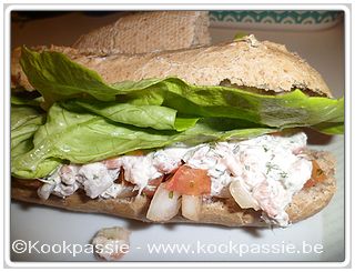 kookpassie.be - Afbakbroodje met garnalen en kabeljauwsalade, salade en tomaten met ui