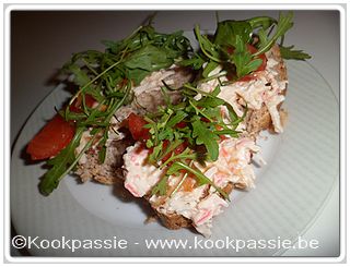 kookpassie.be - Zelfgebakken brood met surimisalade (ISPC), ruccola en gemarineerde tomaten met rode ui in granaatappelazijn en zonnebloemolie