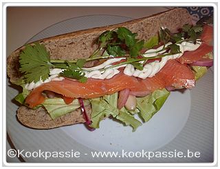 kookpassie.be - Bruin broodje (afbak Colruyt) met gerookte zalm, sla, koriander, tomaat, rode ui, wortel, limoen-koriander saus (ISPC)