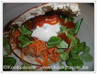 kookpassie.be - Pitta met kip, ui, veldsla, wortelen, pittasaus, curry kethup