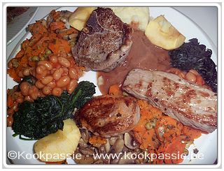 kookpassie.be - In pan gebakken teppanyaki vlees met groenten: spinazie, erwtjes en worteltjes, appeltjes, witte boontjes in tomatensaus, puree en jagersaus