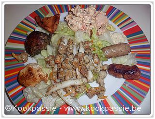 kookpassie.be - Mezza schotel: Worstjes van de teppanyaki, mesjes en schelpjes in eigen nat en lookkruiden, salade van ui, rode paprika, verse kaas en tonijn met ijsbergsla 1/2