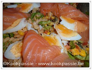 kookpassie.be - Spirelli, mais, sla, rode paprika, gekookt ei, gerookte zalm met rode pesto en mayonnaise (2dagen)