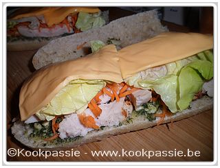 kookpassie.be - Stokbrood met zuurdesem, pesto Napolitana, kipreepjes, sla, wortel en cheddar