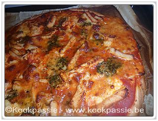 kookpassie.be - Pizza met pizzasaus, kipreepjes, pesto Napolitana, zure room, cayennepeper, gyroskruiden, mozzarella