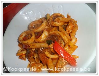 kookpassie.be - Penne - Penne met chorizo, calamares en pittige tomatentapenade (Jeroen Meus)