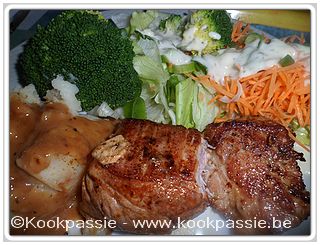 kookpassie.be - Varkenshaasje met puree, broccoli en rauwe groenten met rest van pepersaus