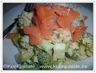 kookpassie.be - Gerookte zalm met pasta en kruidenkaas saus met broccoli en courgette