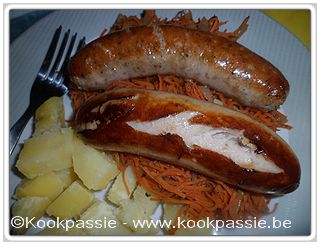 kookpassie.be - Witte truffelworst, gewone worst met gestoofde ui/wortel met honing, tijm en komijn en gekookte aardappelen