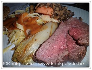 kookpassie.be - Hindegebraad met jagersaus, gebakken champignons, gebakken appeltjes, witloof en tagliatelle