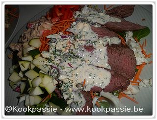 kookpassie.be - Restje hindegebraad met rauwe groentenschotel (sla, wortel, rode paprika, bloemkool, courgette), rijst en kappertjesvinaigrette