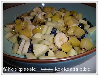 kookpassie.be - Fruitsla met banaan, appel, blauwe bessen en kiwi