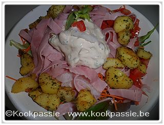 kookpassie.be - Salade met rauwe ham, gebakken aardappelen en yoghurtsaus