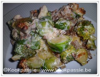 kookpassie.be - Broccoli en spruitjesovenschotel met kippengehakt afgewerkt met noten en Blue kaas