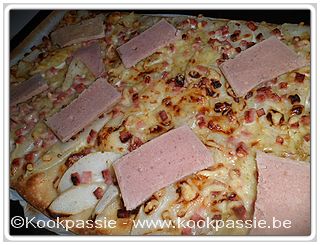 kookpassie.be - Pizza met peer, honing, hespeblokjes en wat crèmepate