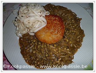 kookpassie.be - Kaaskippenhamburger met restje prinsesseboontjes, erwtjes en pepersaus met Udon noedels