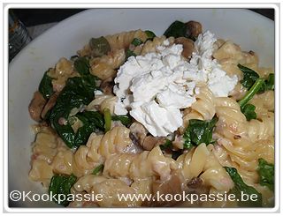 kookpassie.be - Macaroni met kaas, hesp en gebakken champignons, spinazie en feta