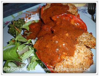 kookpassie.be - Gevulde paprika met kippengehakt (Dag 2) in 2 gesneden en opgewarmd 10 min in microgolf
